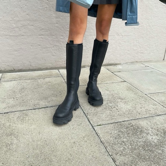Shoes - Tall black boots